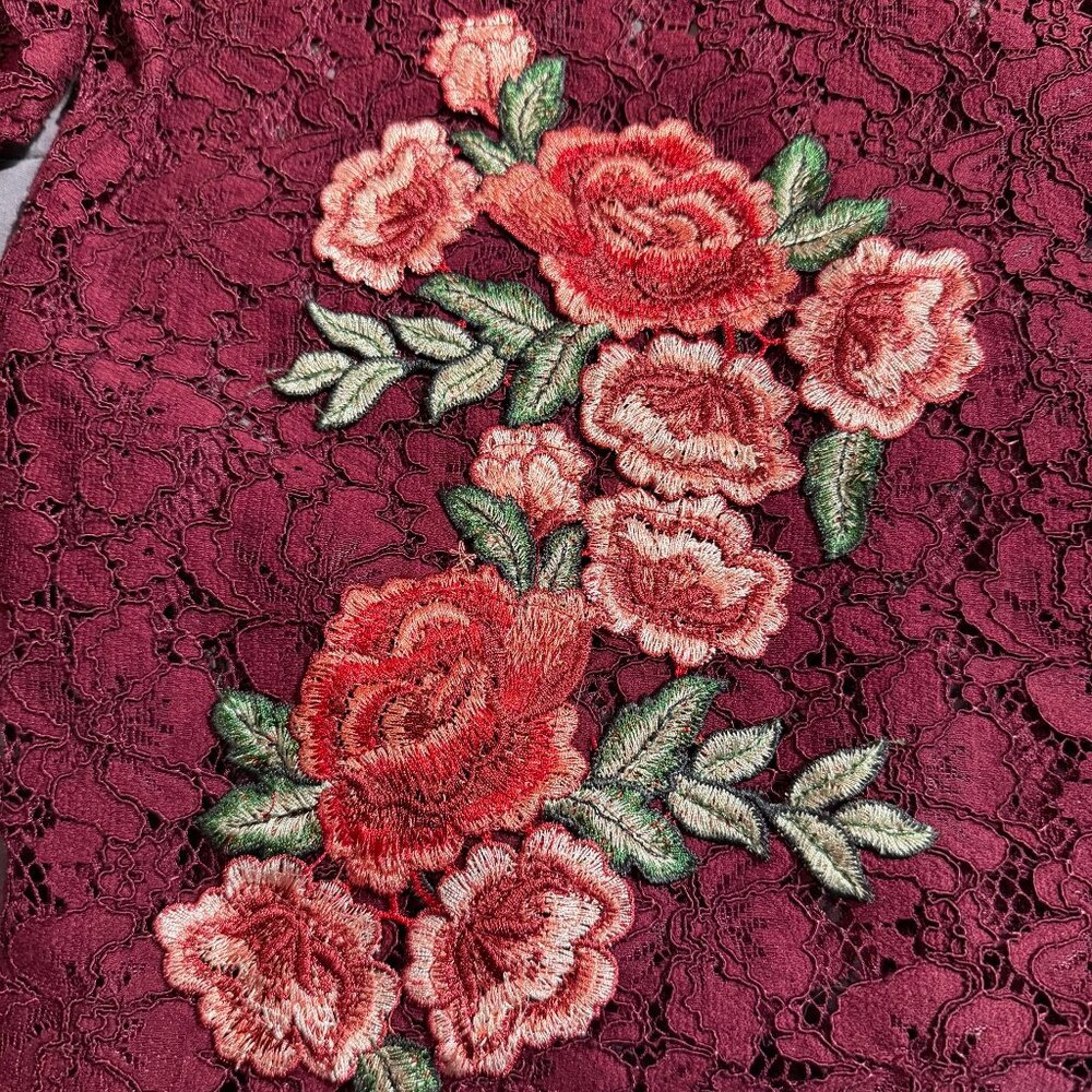 Karen Kane bell sleeve lace burgundy blouse with roses appliques; Size M - Picture 4 of 7